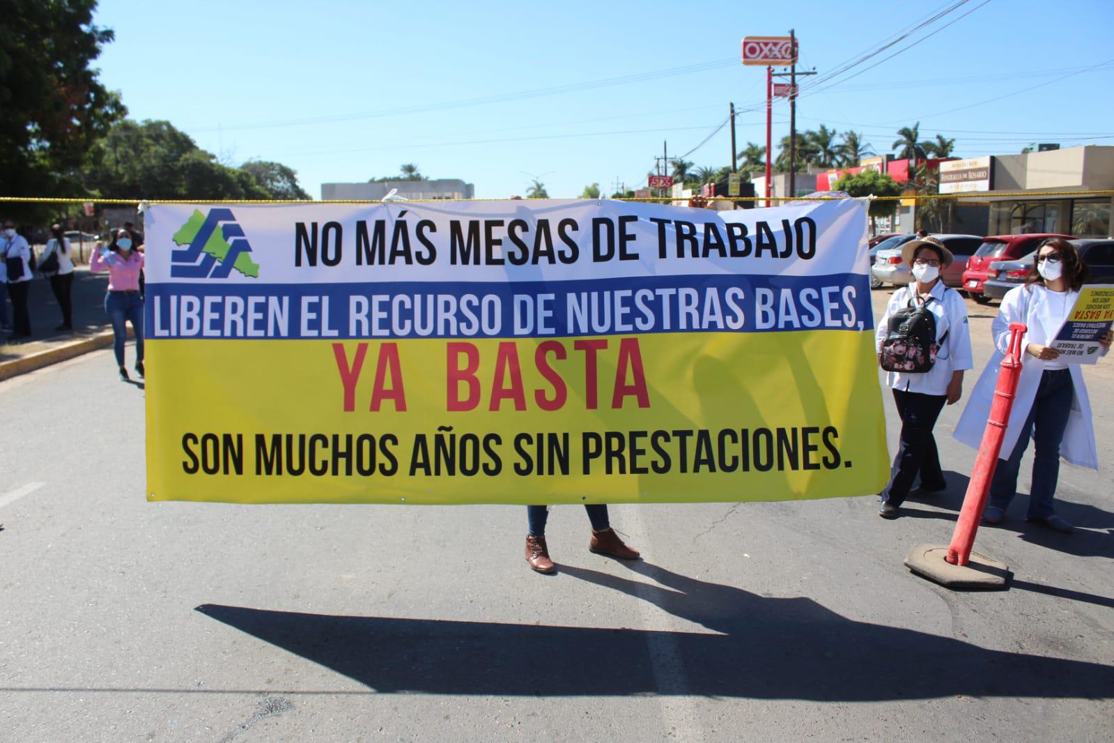 $!Endurecen protestas trabajadores de la salud en Guasave; bloquean salida a Las Glorias
