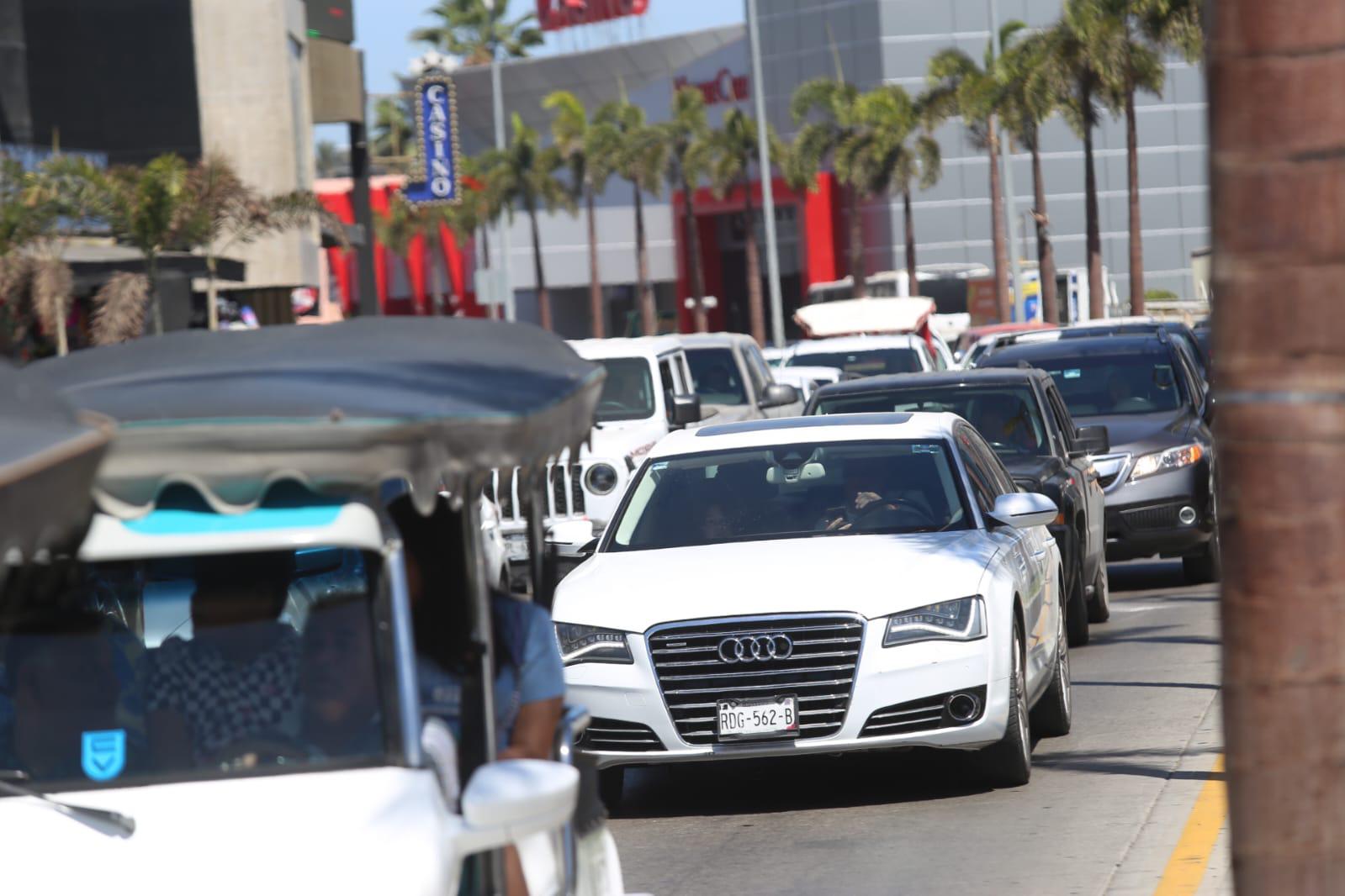 $!Hay fuerte congestionamiento en Zona Dorada de Mazatlán