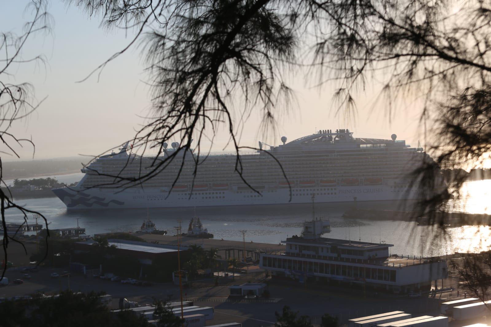 $!Llegan tres cruceros más a Mazatlán; van seis en dos días y más de 22 mil turistas navieros