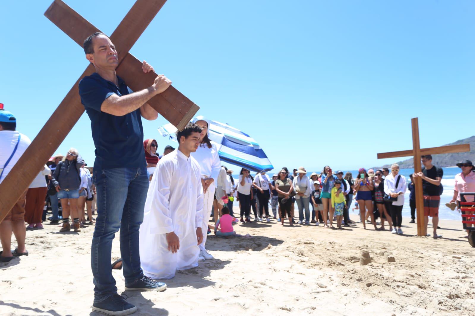$!Gabriel García Coppel también ayuda al Nazareno en su recorrido con la cruz.