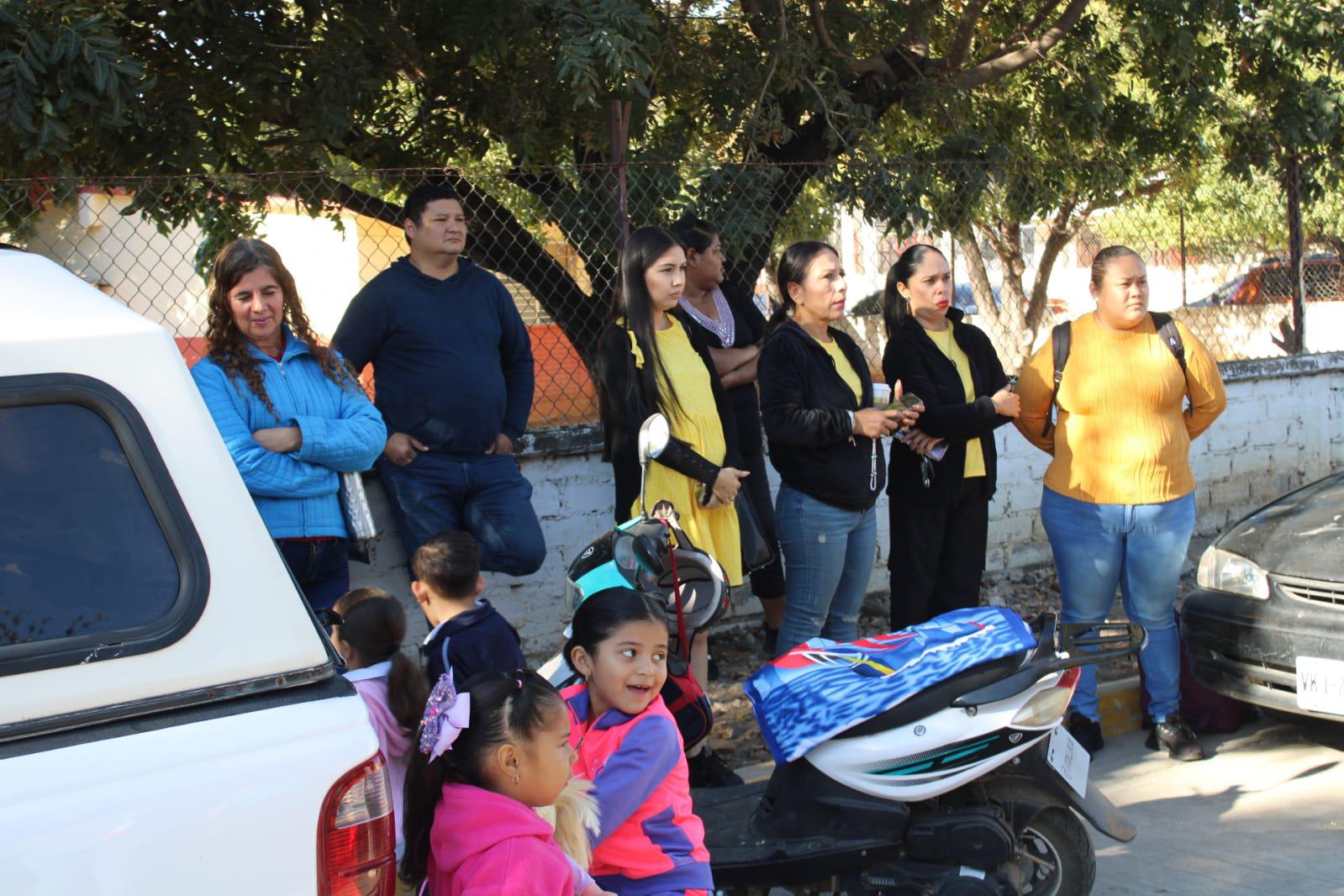 $!Bloquean padres de familia preescolar de Rosario en demanda de dos aulas