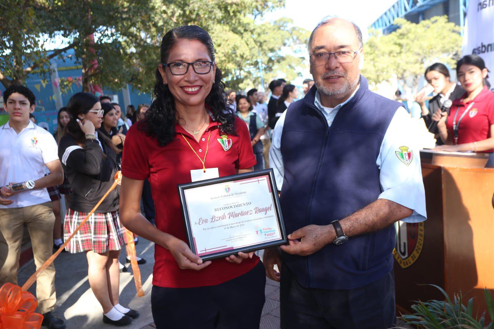 $!La maestra Eva Lizeth Martínez con su distinción.