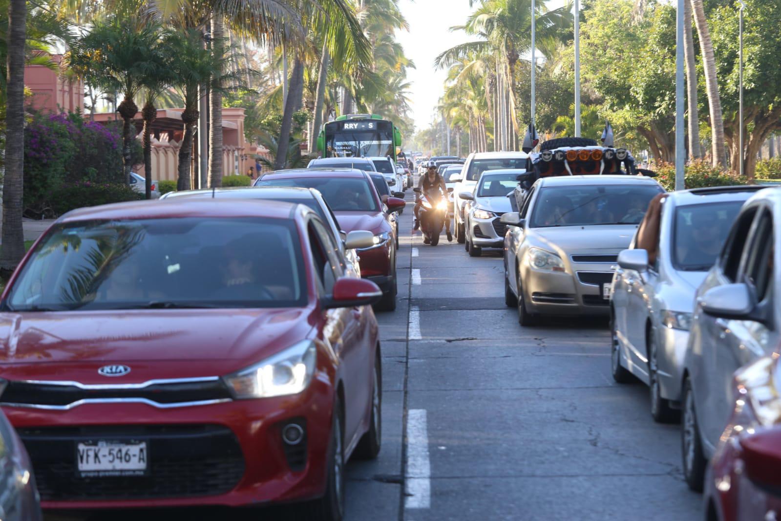$!Se carga el tráfico en la Zona Dorada este viernes