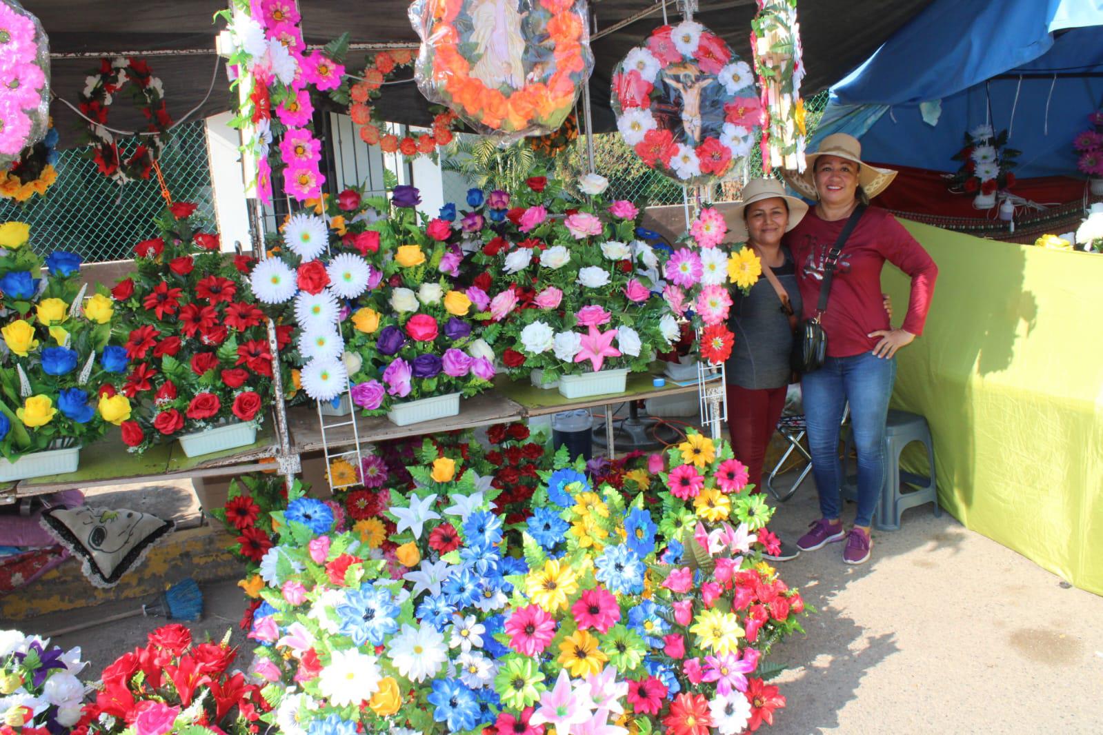 $!Pese a contrariedades floristas de Rosario trabajan en la fiesta del Día de Muertos