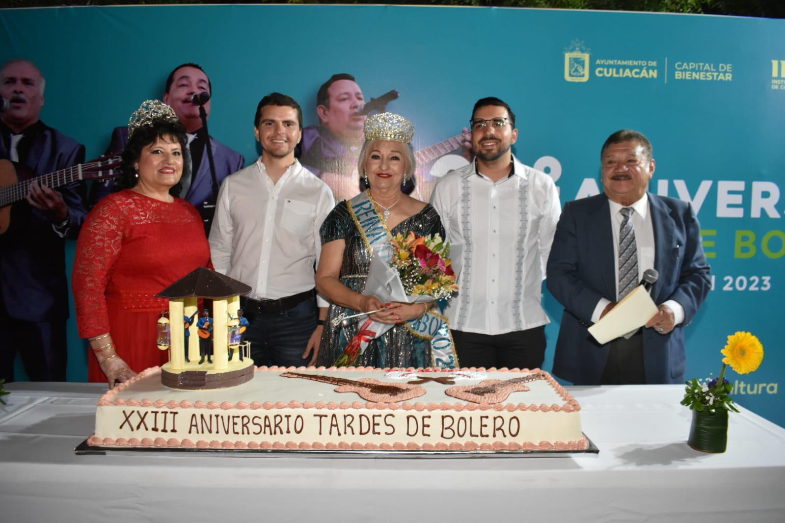 $!La reina saliente Mara Josefina Meza Sánchez, con la de este año, Virginia Navarro Castillo, festejan el aniversario de las Tardes de Bolero.