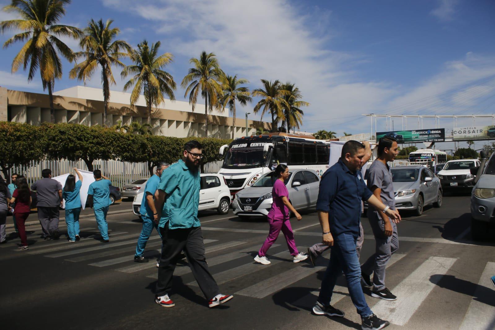 $!Veterinarios en Culiacán se manifiestan por asesinato de médico en Estado de México