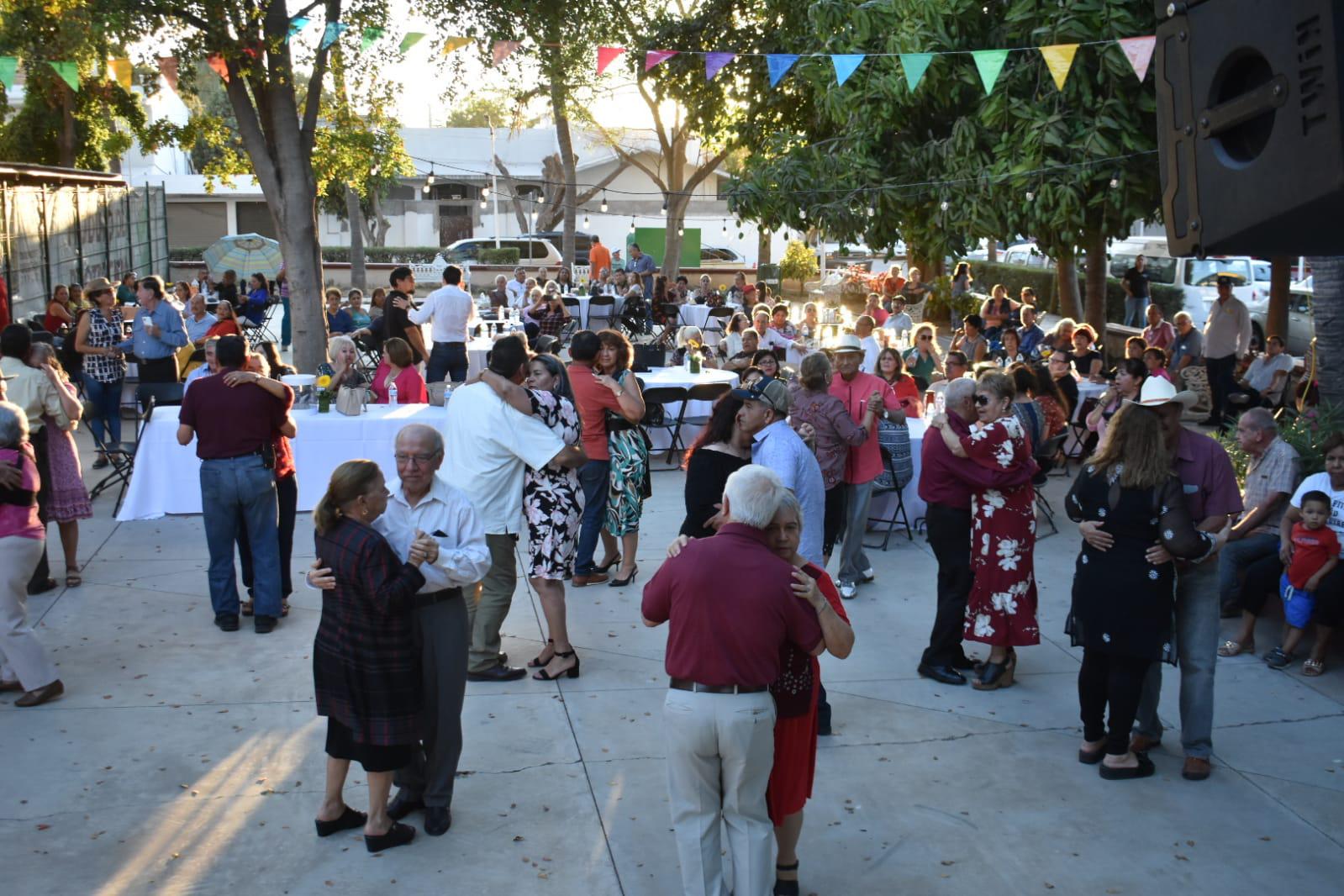 $!Parejas, familias y grupos de amigos se reunieron alrededor del kiosco del parquecito Eustaquio Buelna de la colonia Gabriel Leyva.