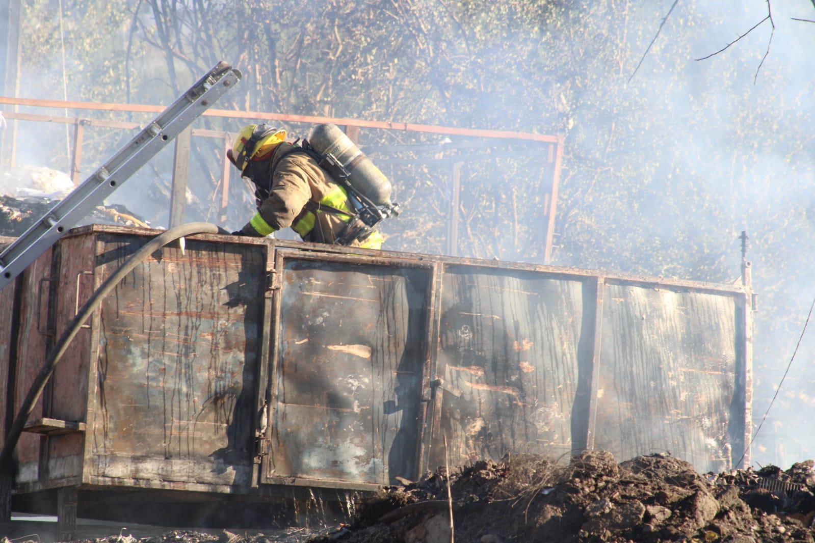 $!Se incendia remolque con basura y maleza en la colonia Felipe Ángeles, en Culiacán