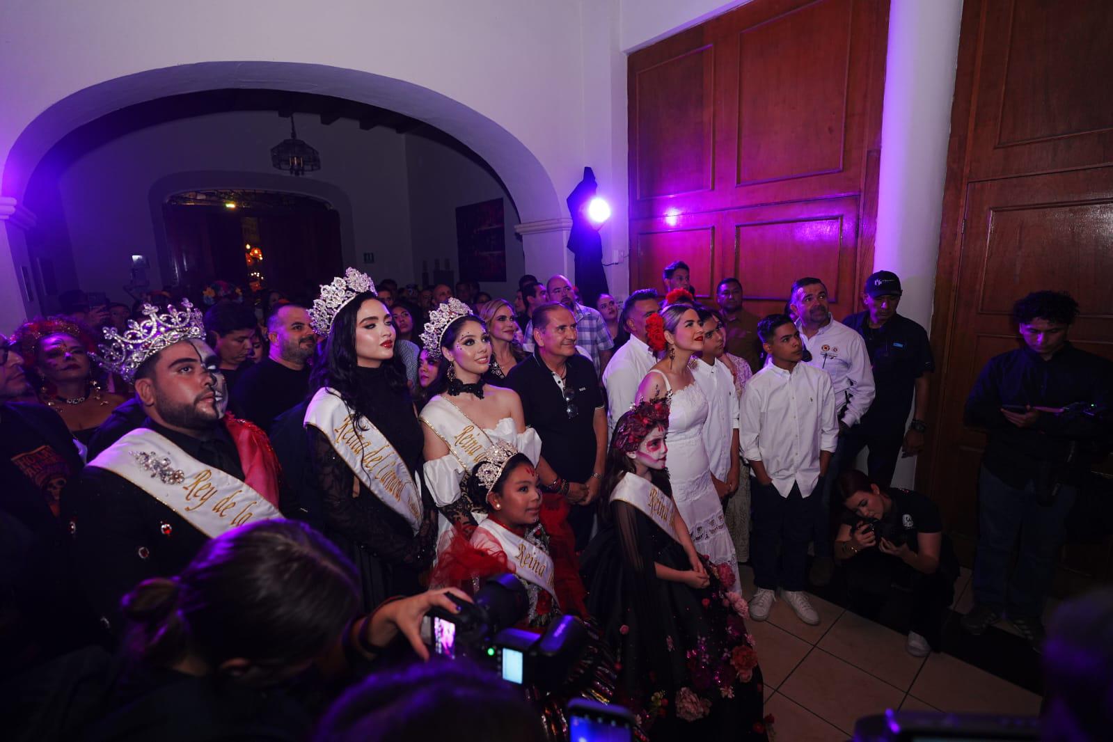 $!Los asistentes disfrutan del recorrido.