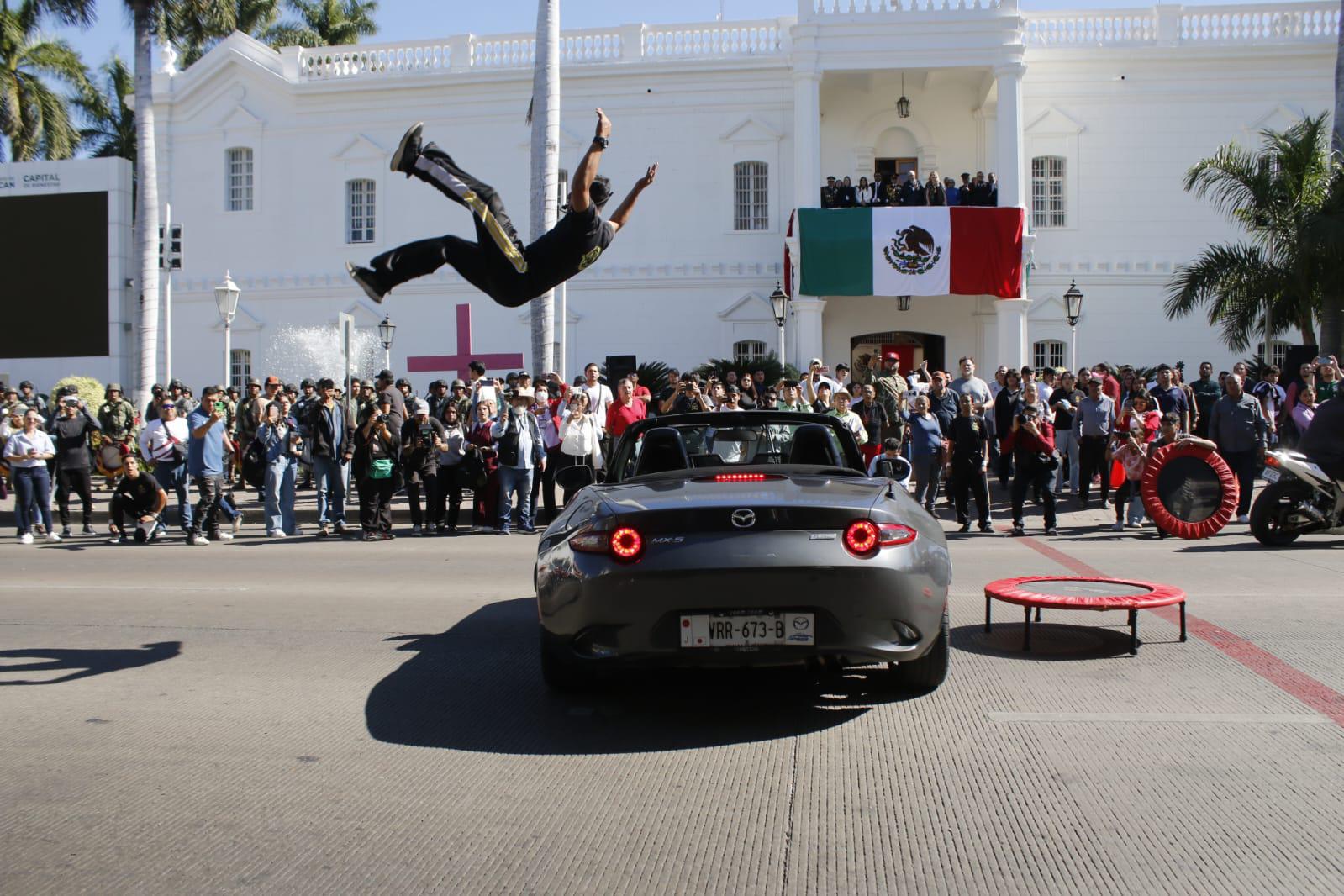 $!Charros, militares, adelitas y deportistas desfilan en conmemoración de la Revolución Mexicana, en Culiacán