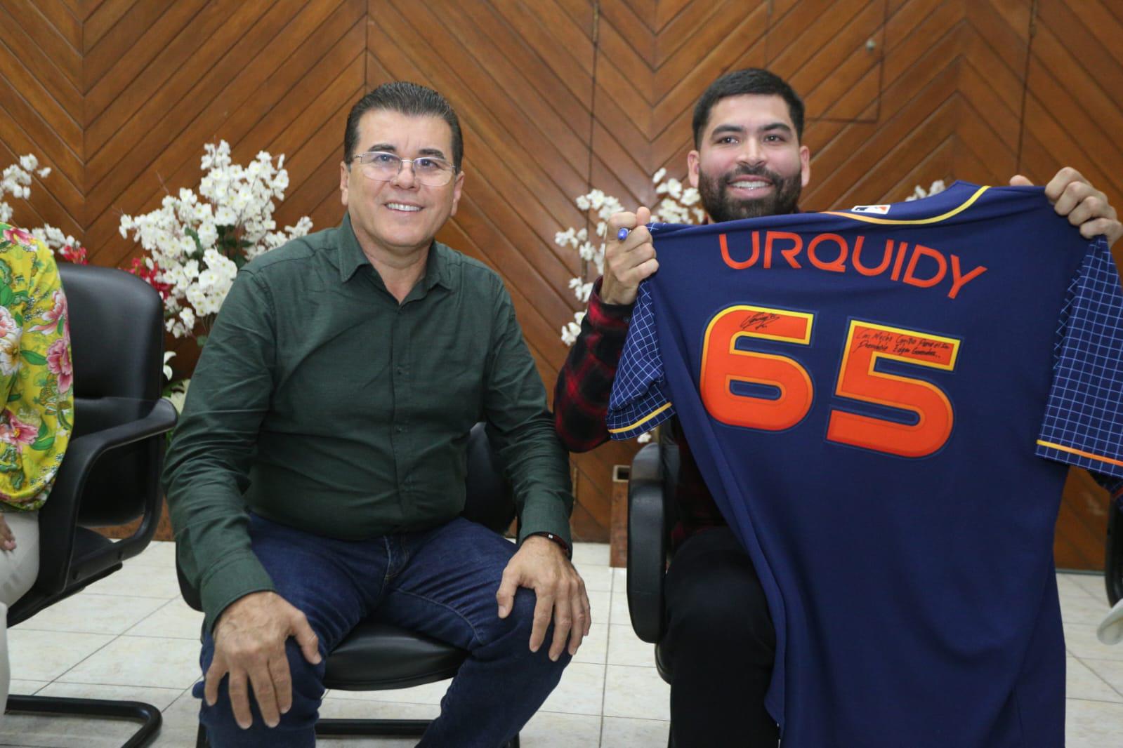 $!Trayectoria de José Luis Urquidy es reconocida por Ayuntamiento de Mazatlán