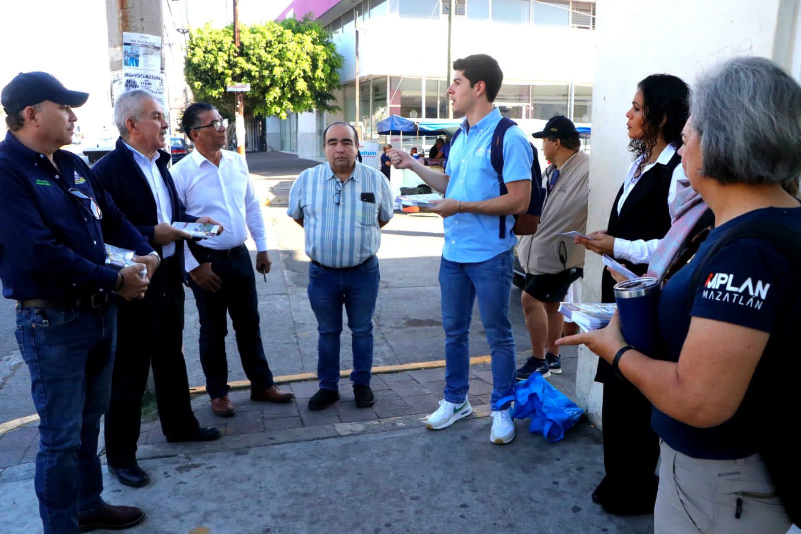 $!Apenas socializan, pero ya Tránsito aplica multas por estacionarse en carril preferencial