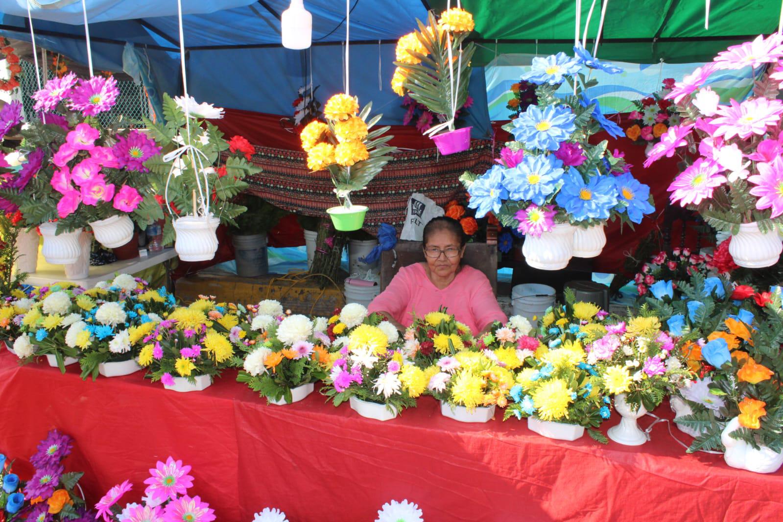 $!Pese a contrariedades floristas de Rosario trabajan en la fiesta del Día de Muertos