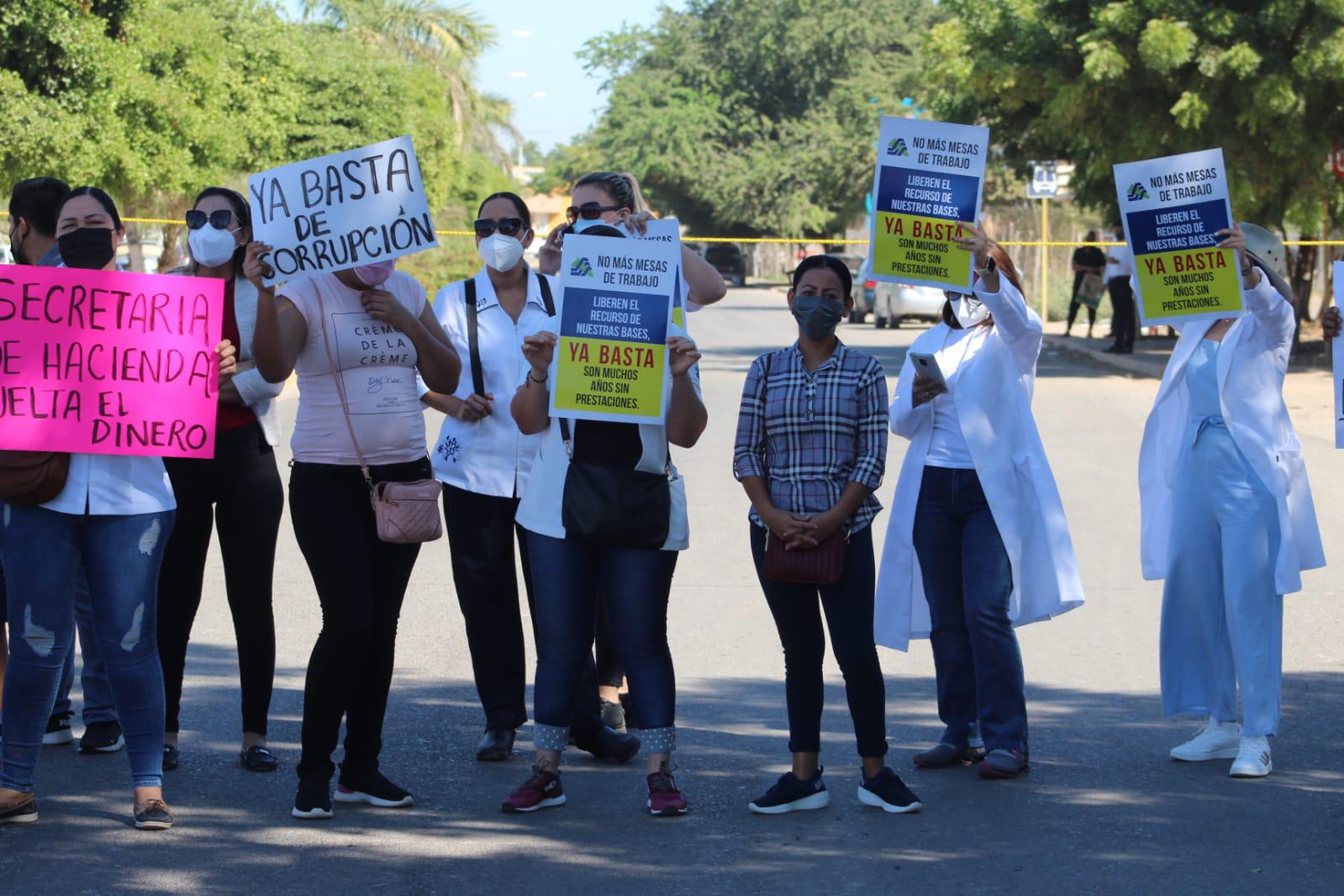 $!Endurecen protestas trabajadores de la salud en Guasave; bloquean salida a Las Glorias