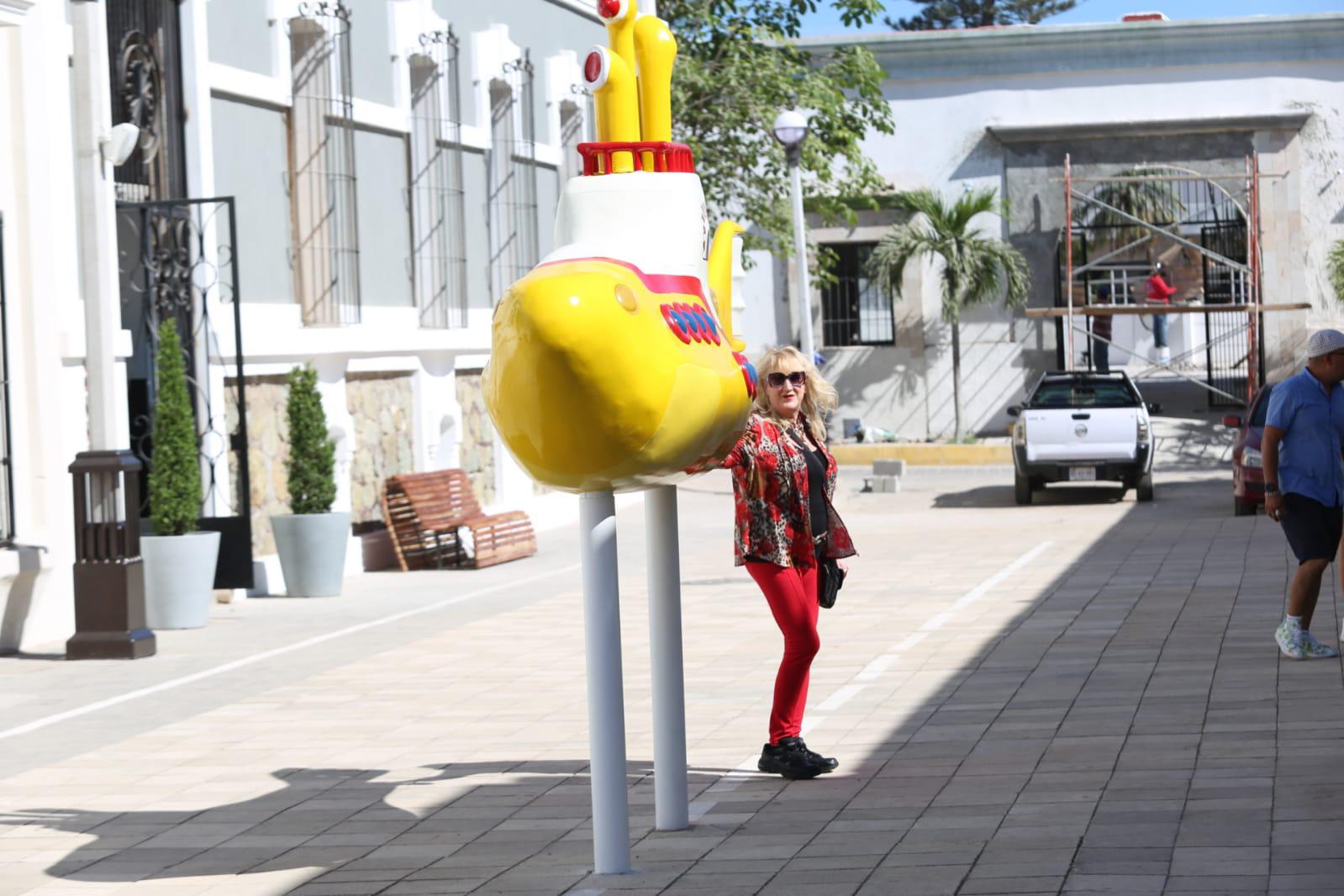 $!Los turistas extranjeros también aprovecharon para llevarse el recuerdo en sus fotos de Mazatlán.