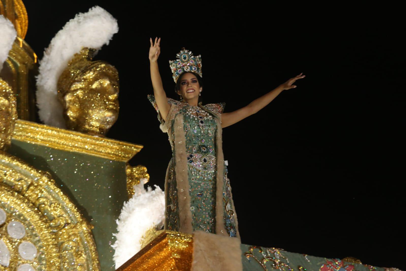 $!Carolina Pérez, Reina del Carnaval 2022, saludo muy alegre a los asistentes al desfile.