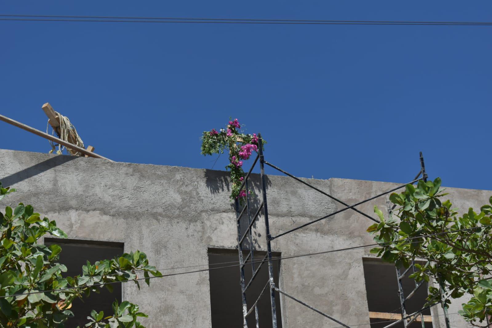 $!En Culiacán, albañiles devotos fabrican sus cruces para celebrar el Día de la Santa Cruz