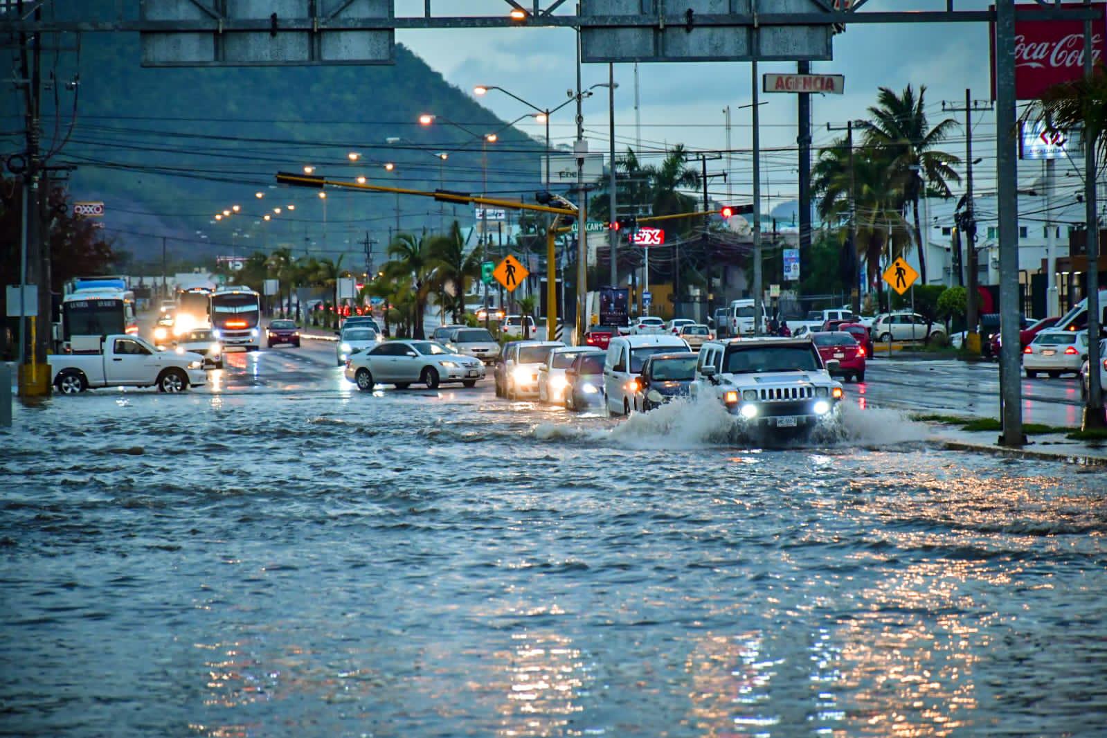$!Por lluvias, algunas vialidades en Mazatlán fueron cerradas en la madrugada