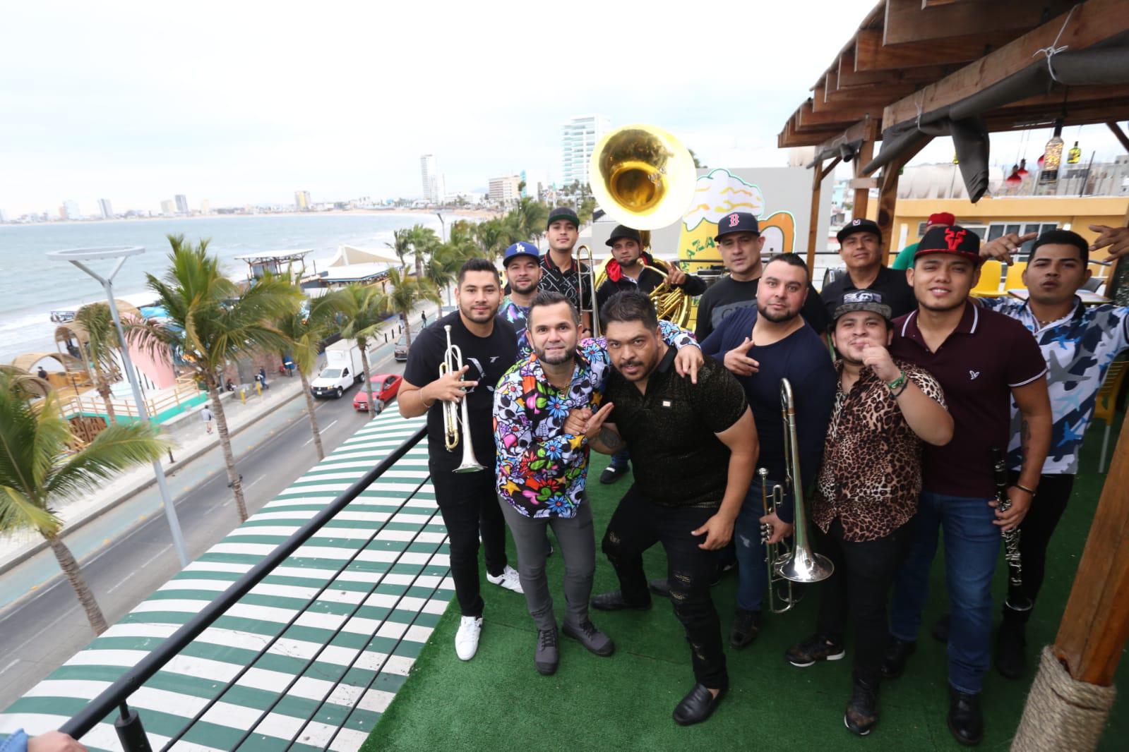 $!Los cantantes grabaron con las playas de Mazatlán de fondo