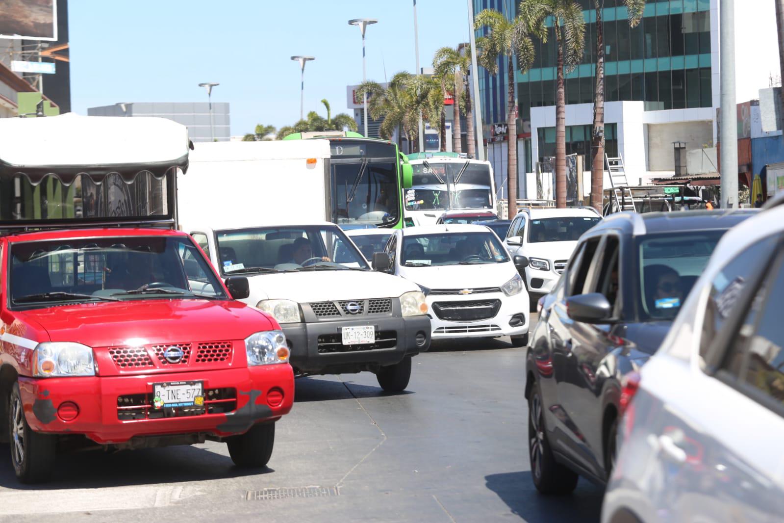 $!Hay fuerte congestionamiento en Zona Dorada de Mazatlán