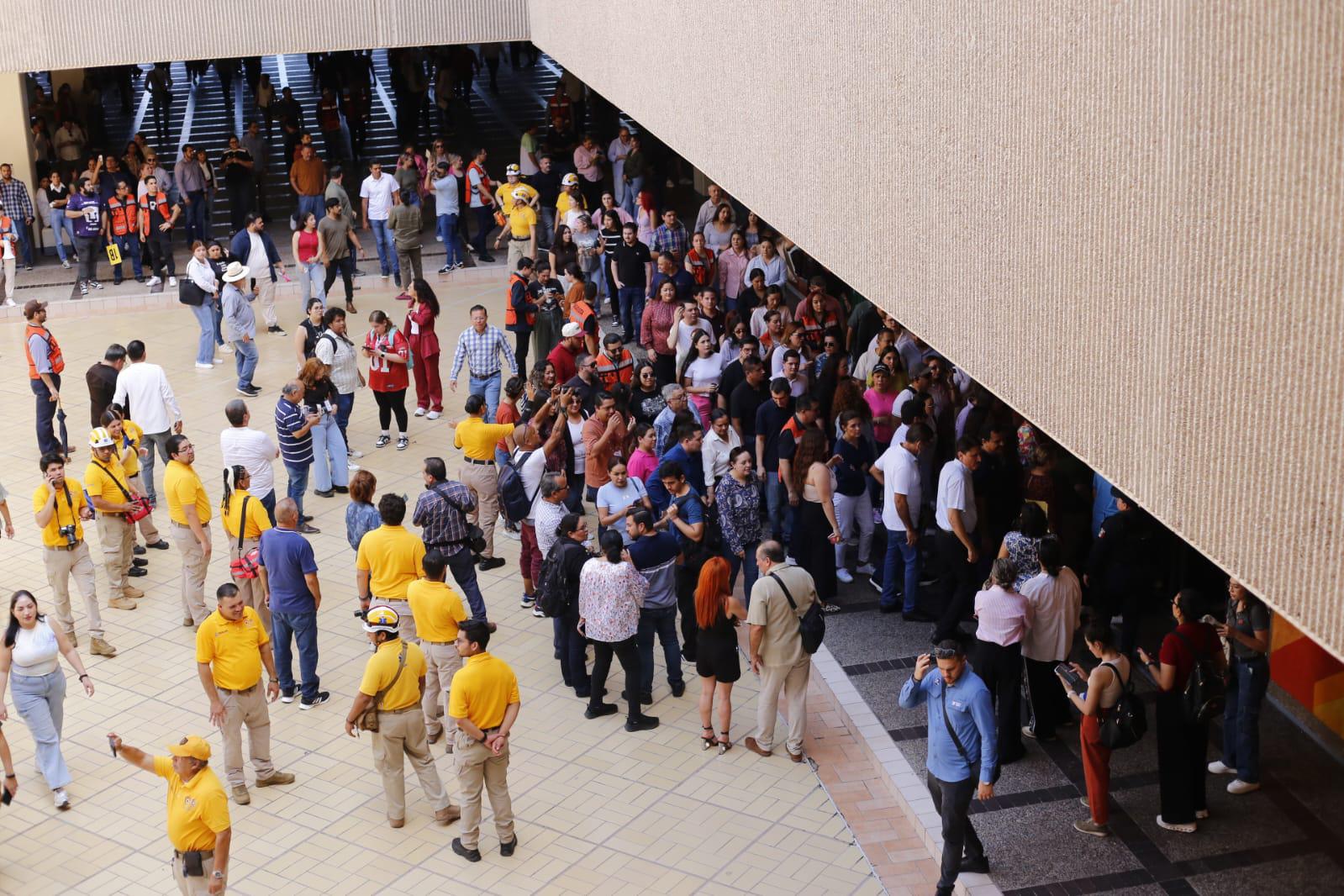 $!Evacuan Palacio de Gobierno de Sinaloa en 6 minutos y 35 segundos por simulacro nacional de sismo