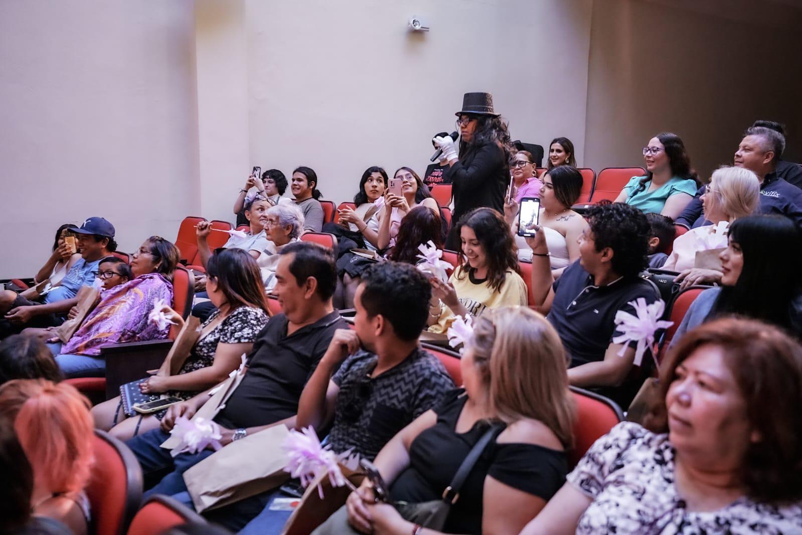 $!El público entusiasmado disfrutó de la presentación.