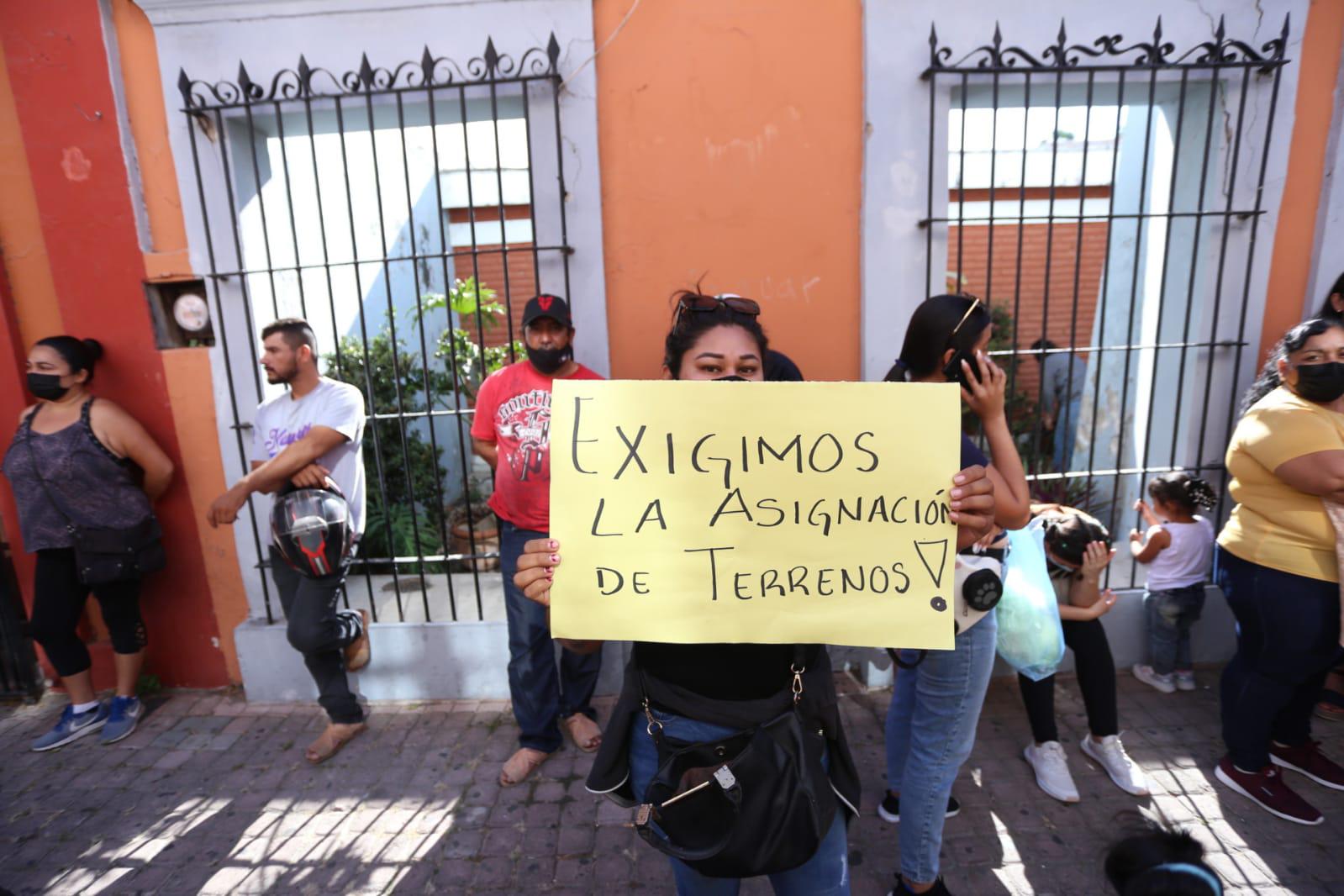 $!Protestan familias desplazadas afuera del Teatro Ángela Peralta, en espera de la llegada del Gobernador Rubén Rocha Moya