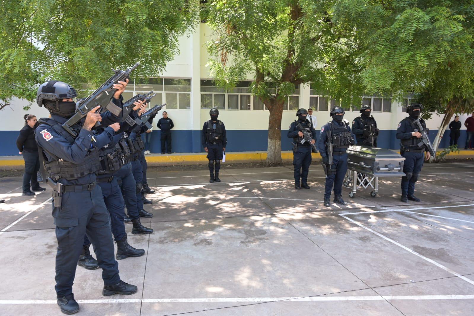 $!Homenajean en Culiacán a policía estatal herido en Ahome; murió por ataque con machete