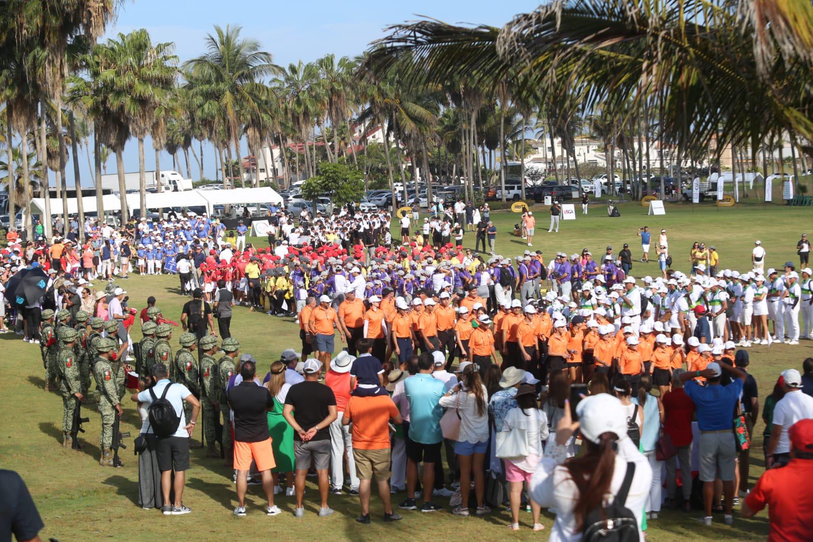 $!La apertura de la fiesta máxima del golf infantil y juvenil en México inició con el desfile de los equipos participantes.