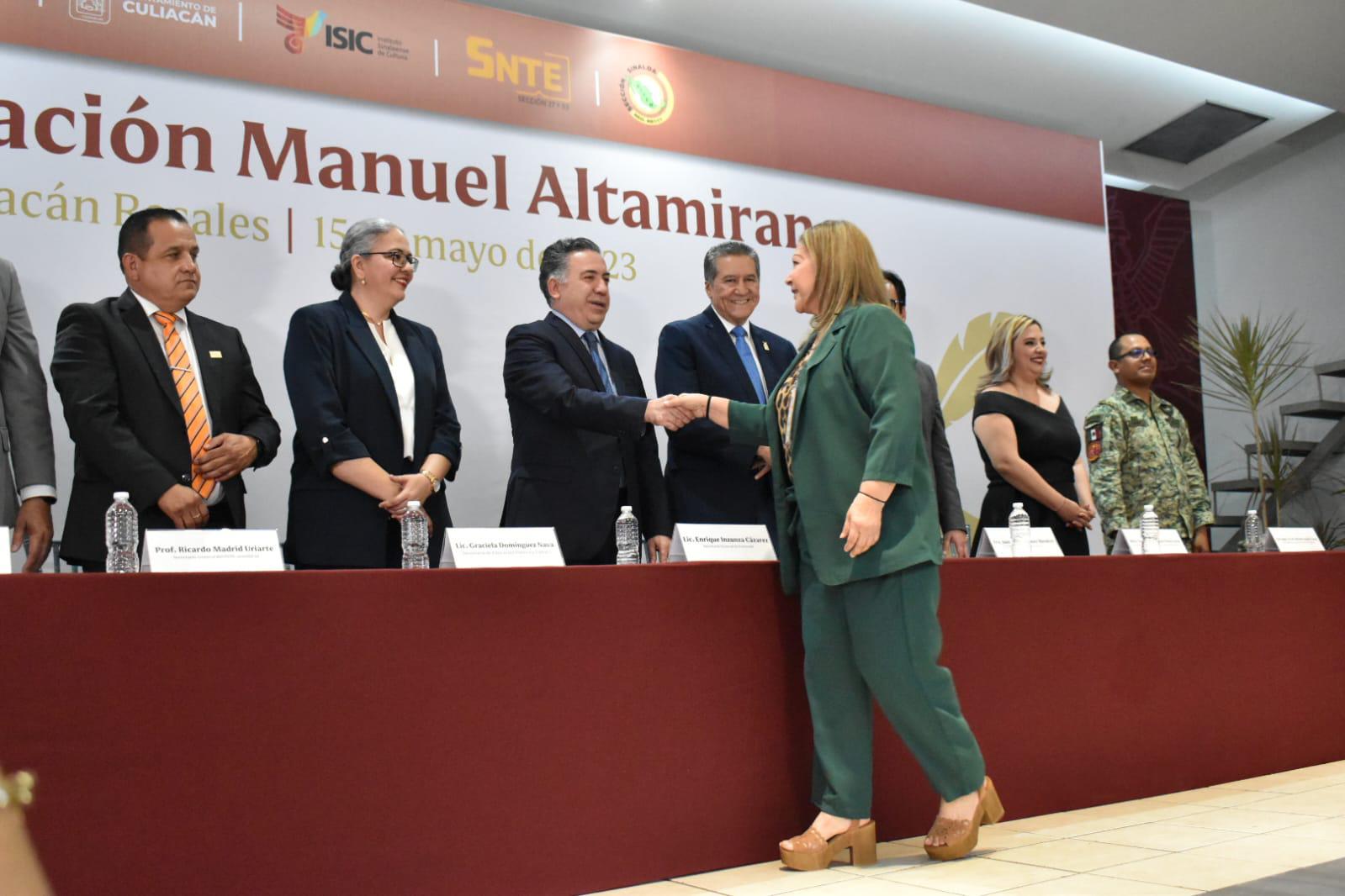 $!Reconocen a 172 maestros sinaloenses con 40 años de servicio