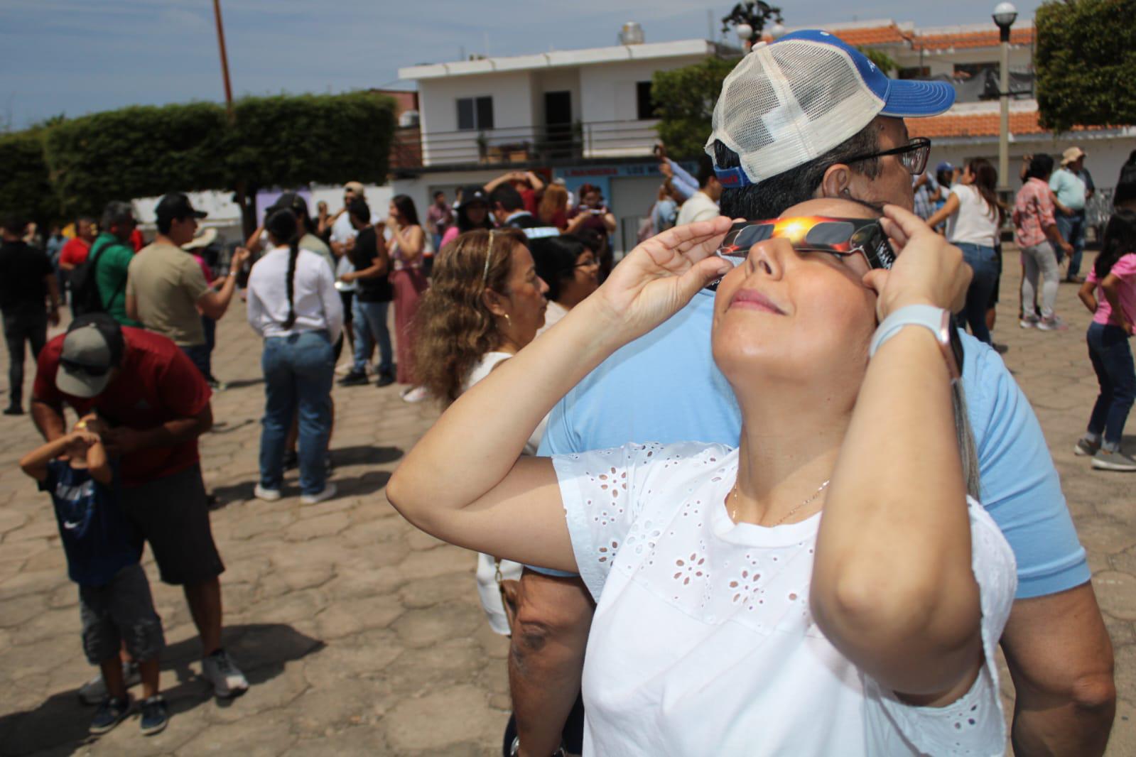 $!Entre gritos de júbilo, locales y turistas aprecian Eclipse Solar en Rosario