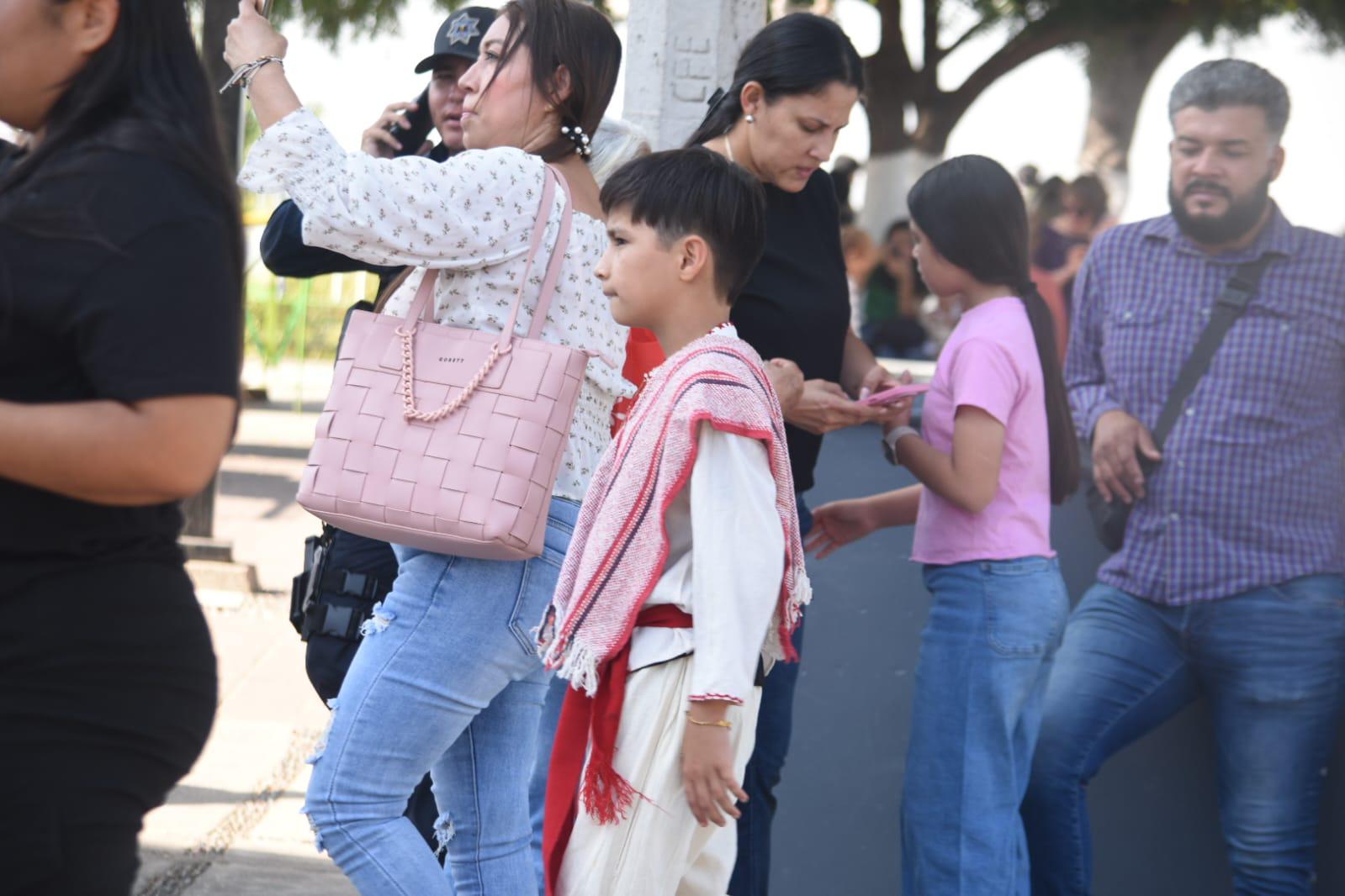 $!Feligreses acuden en familia a ver a la Virgen de Guadalupe en Culiacán