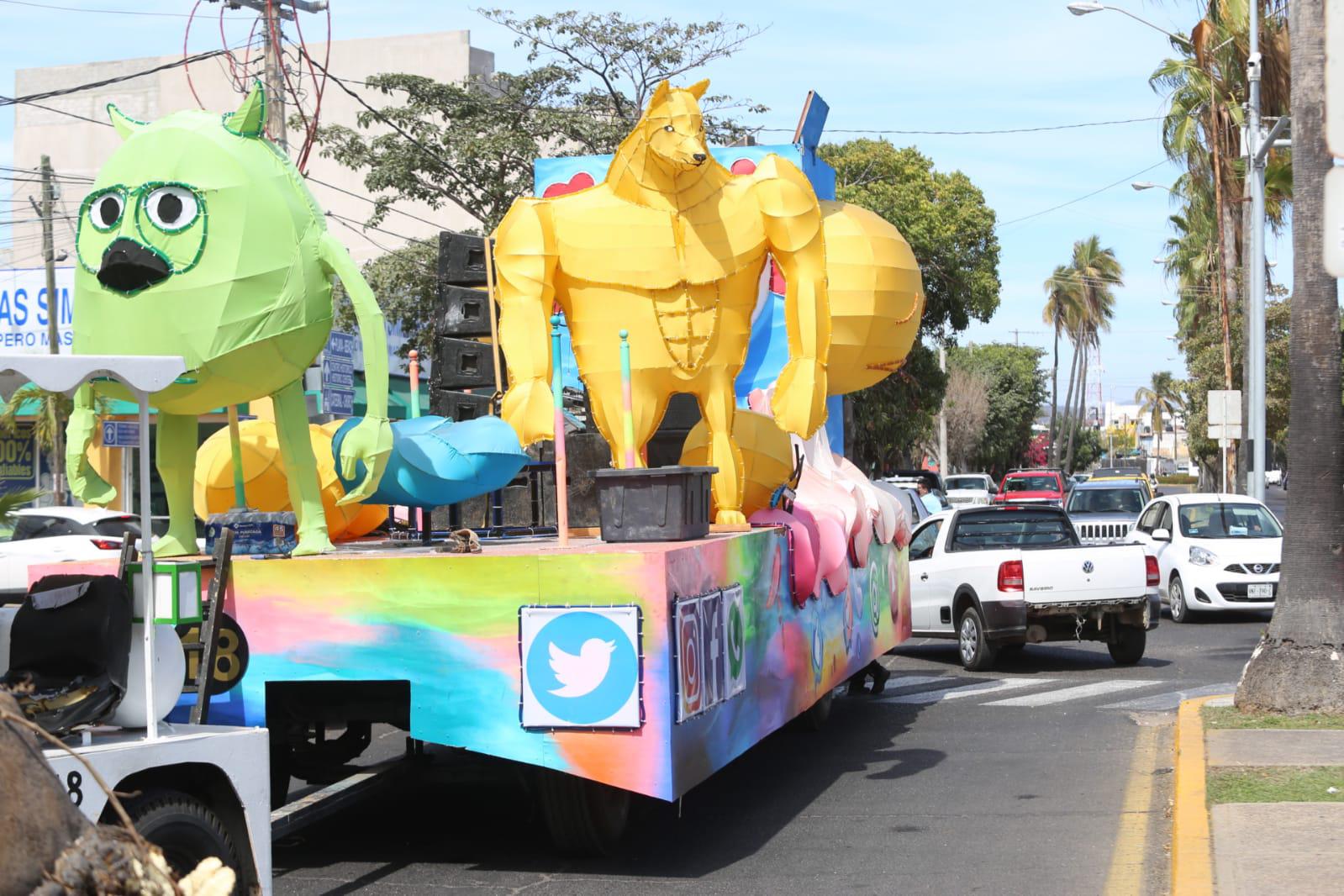 $!Malecón de Mazatlán ya está listo para desfile con carros del Carnaval