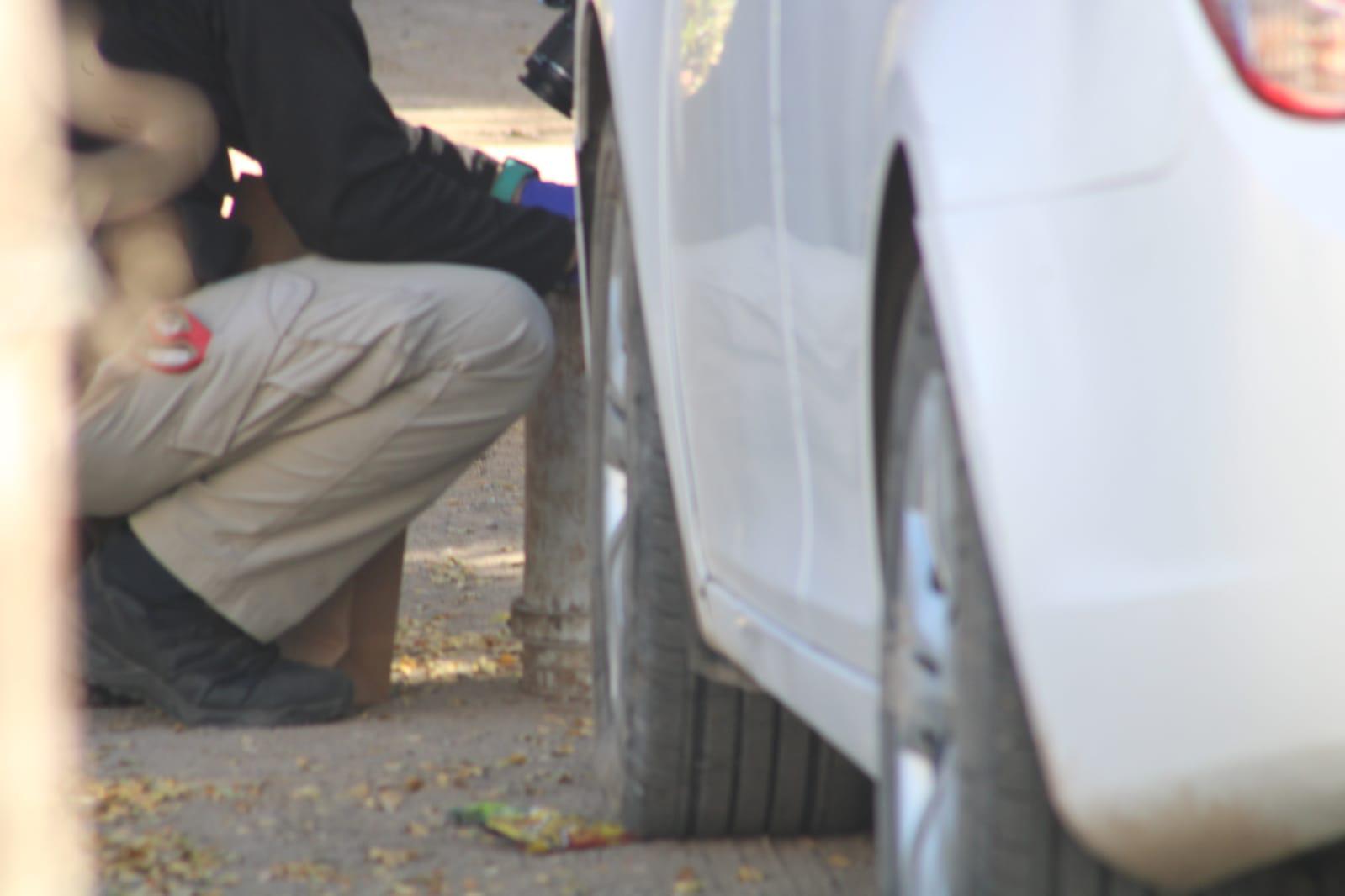 $!Hallan vehículo con casquillos y ponchallantas en la Lombardo Toledano, en Culiacán