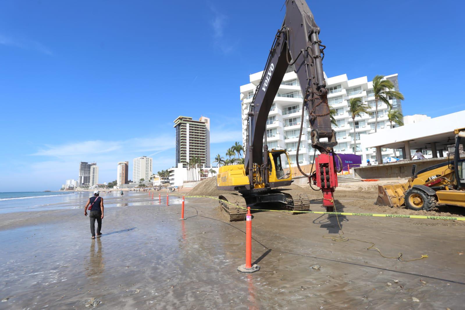 $!Maquinaria pesada trabaja en área de playa de hotel de la Zona Dorada