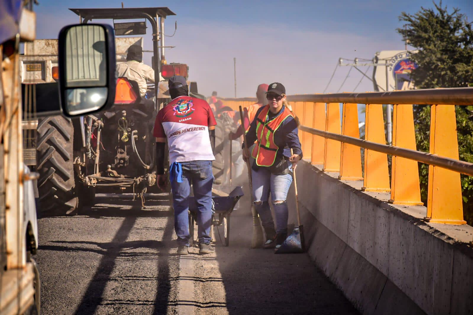 $!Le sacan ‘brillo’ a dos puentes vehiculares en Mazatlán