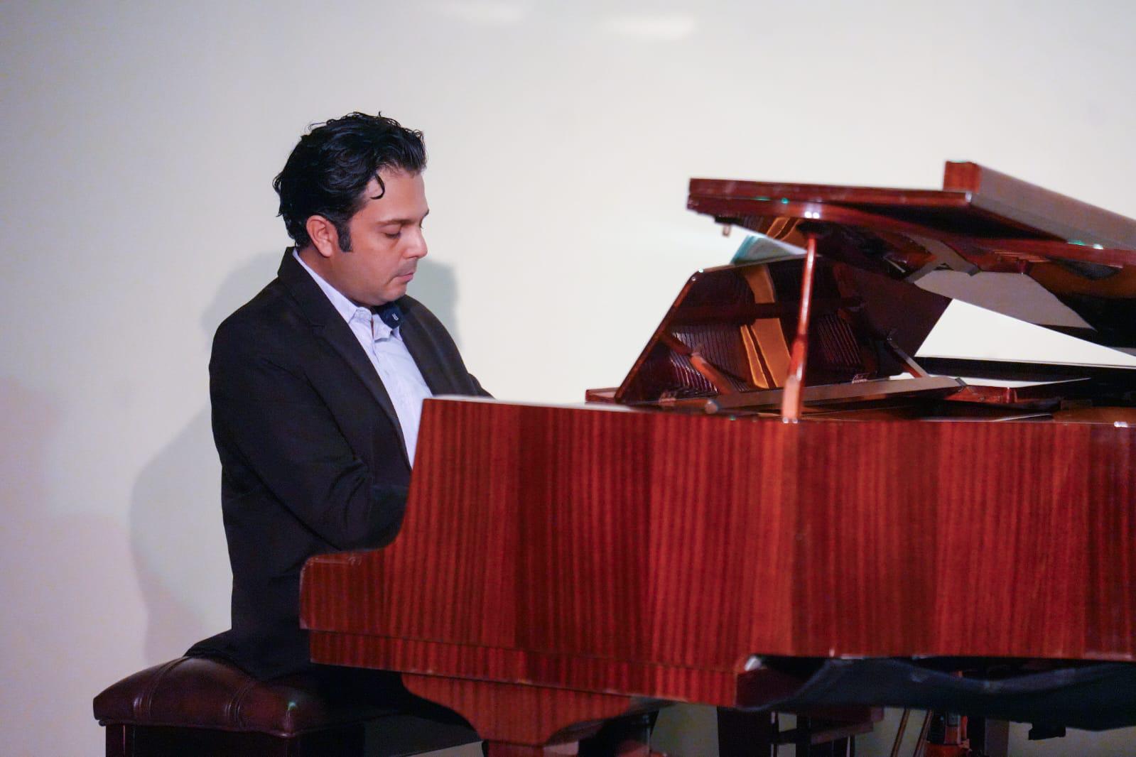 $!El pianista José Miguel Rivera Gómez, los acompañó.