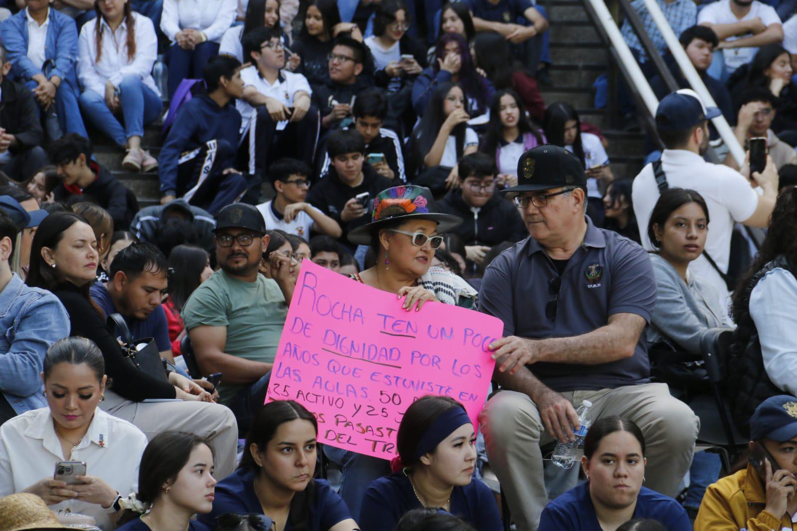 $!Ante visita de AMLO, personal de la UAS se congrega en Palacio de Gobierno en Culiacán