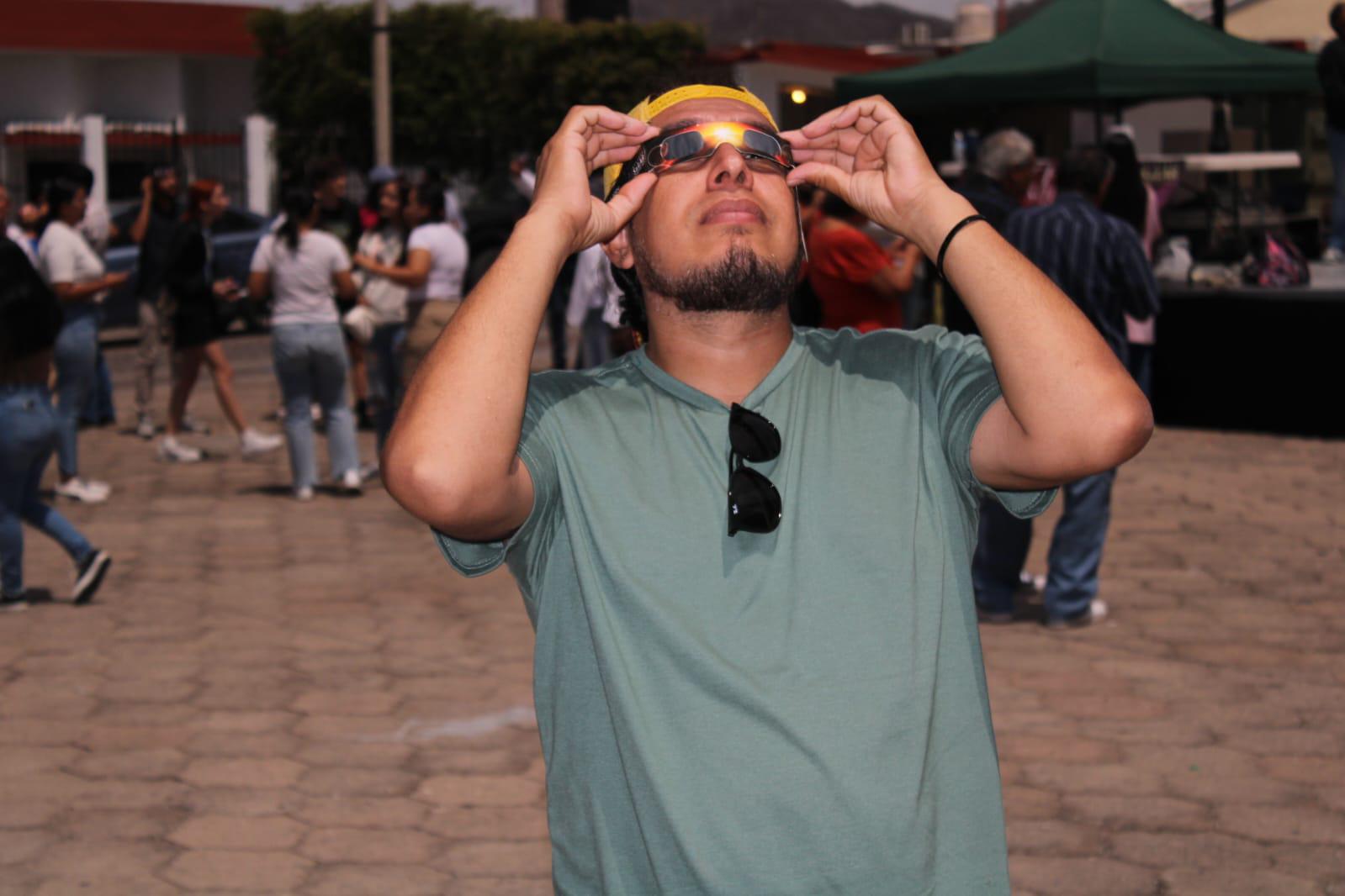 $!Entre gritos de júbilo, locales y turistas aprecian Eclipse Solar en Rosario