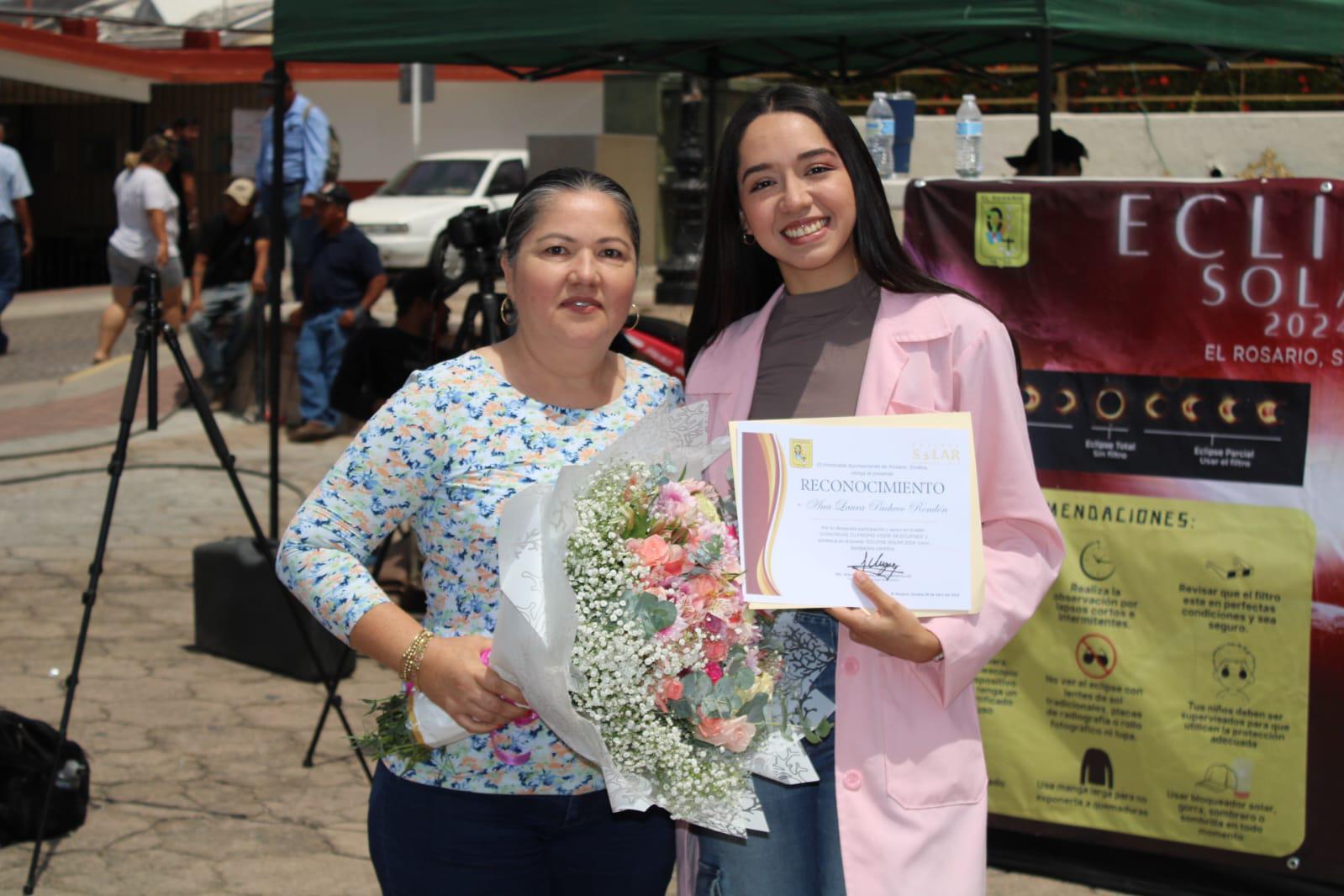 $!Entre gritos de júbilo, locales y turistas aprecian Eclipse Solar en Rosario