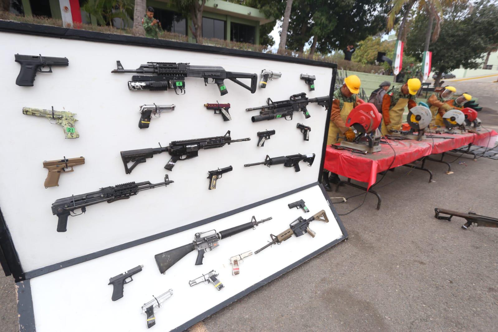 $!Destruye Ejército en Mazatlán armamento decomisado y puesto a su disposición