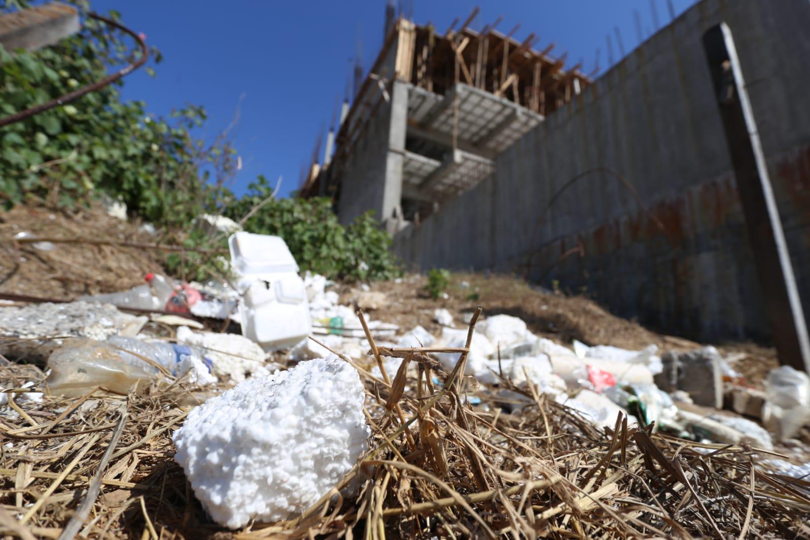 $!En Mazatlán, constructoras dejan poliestireno y basura en Playa Brujas, material nocivo para la flora y fauna