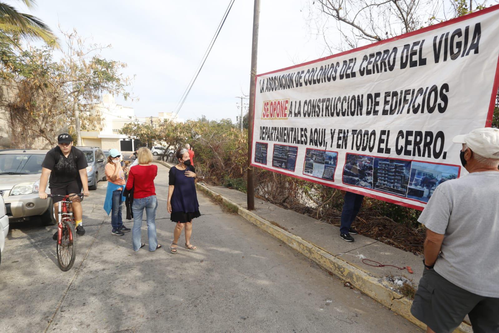 $!Vuelven a protestar contra construcción de condominios en el Cerro del Vigía; se suman extranjeros