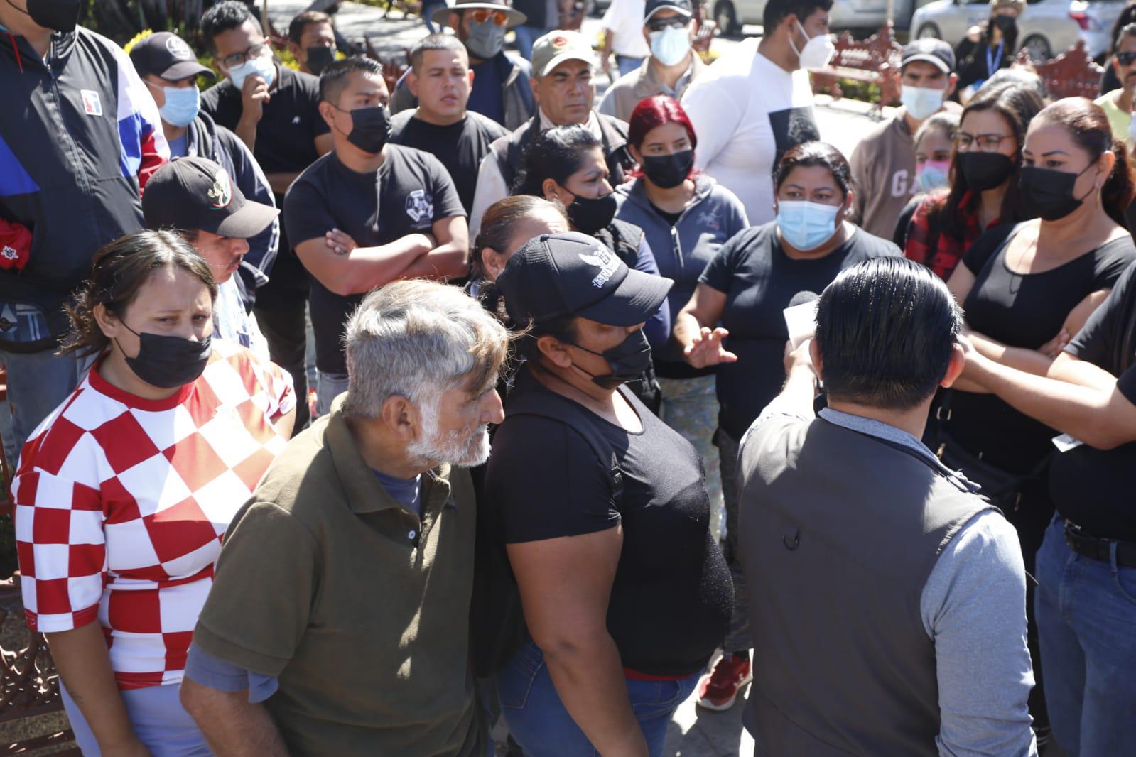 $!Protestan trabajadores eventuales de Servicios Públicos en Mazatlán; denuncian que los dieron de baja sin avisarles