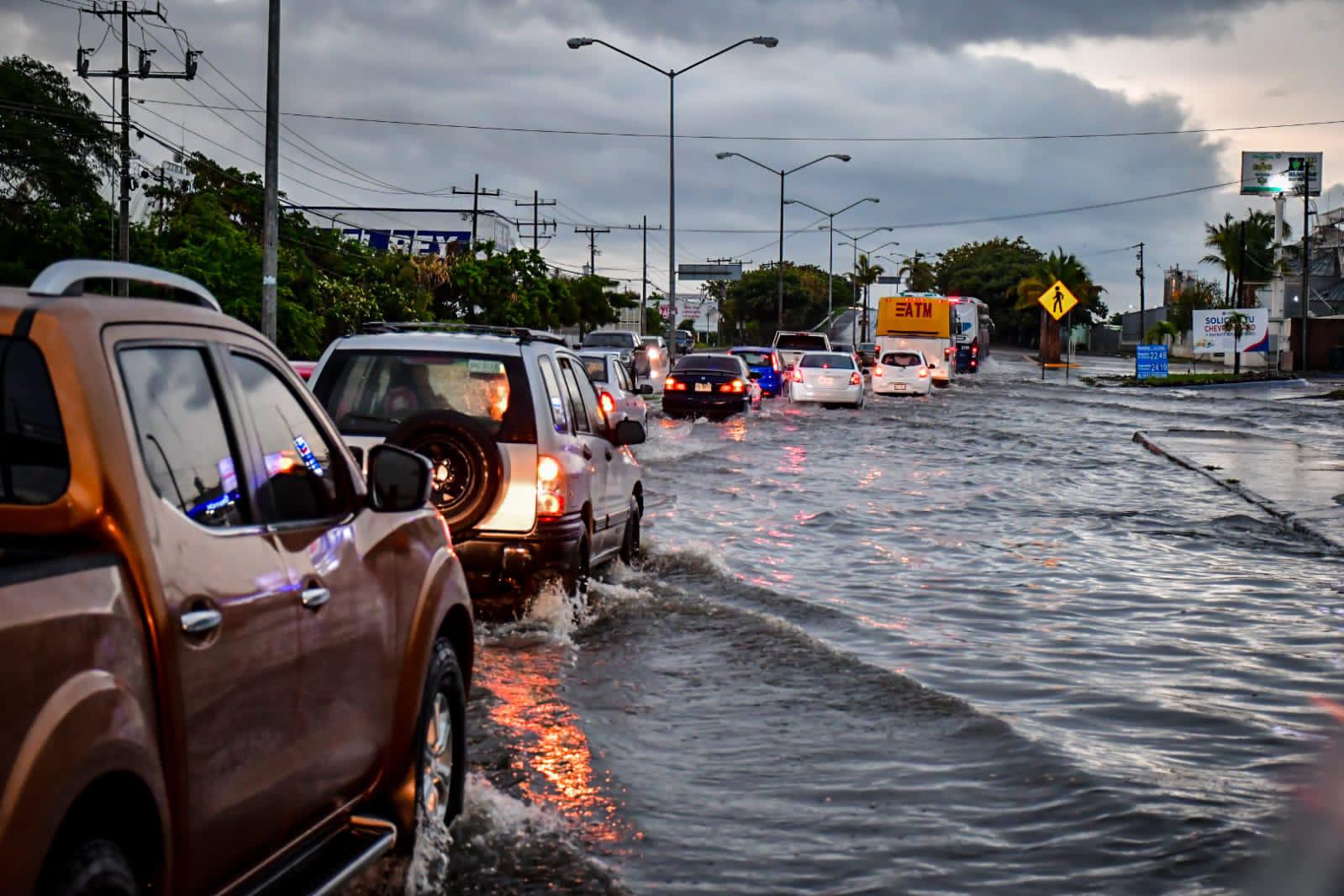$!Por lluvias, algunas vialidades en Mazatlán fueron cerradas en la madrugada
