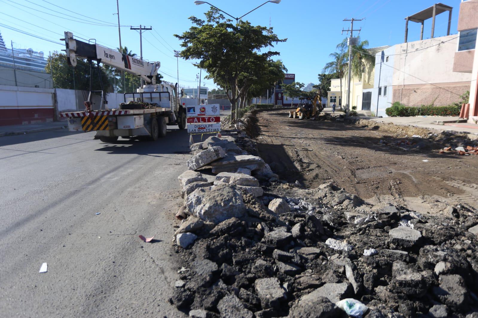 $!Faltan intersecciones en rehabilitación al sur de Avenida Emilio Barragán
