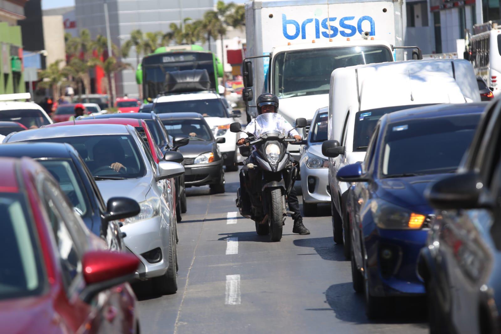 $!Hay fuerte congestionamiento en Zona Dorada de Mazatlán