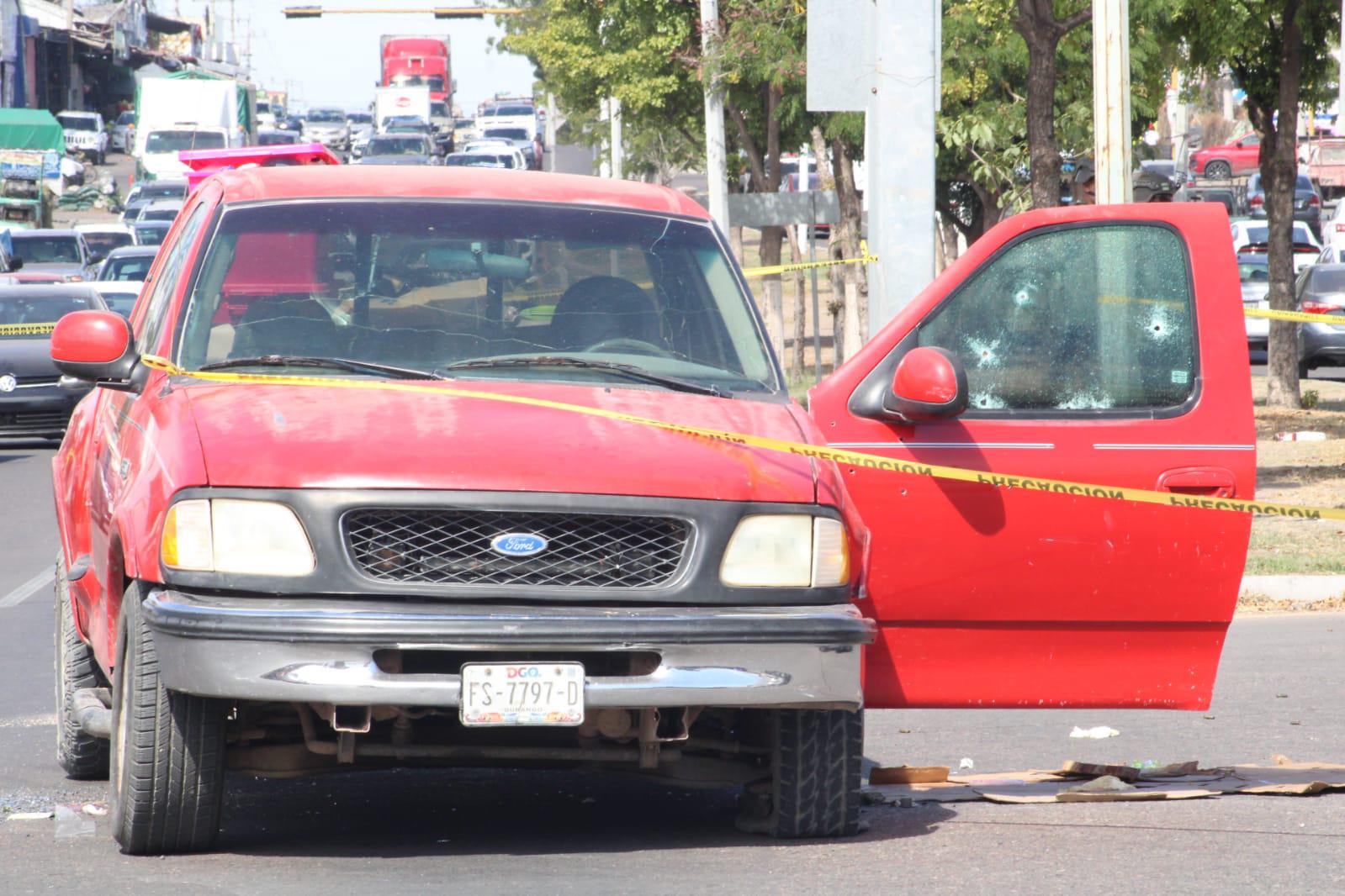 $!Ataque armado a pareja frente al Mercado de Abastos deja un muerto y una herida en Culiacán