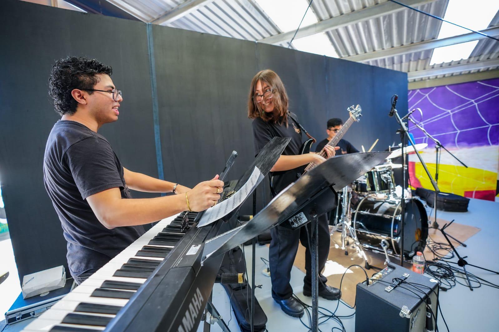$!Las muestras de gozo fueron constantes: aplausos espontáneos resonaban tras cada melodía que interpretó el grupo.
