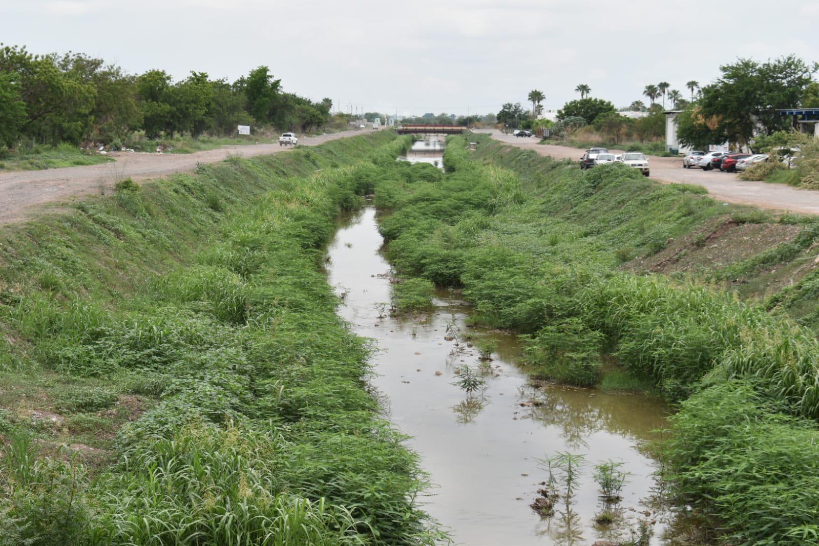 $!Denuncian falta de desazolve en dren de Bacurimí en Culiacán